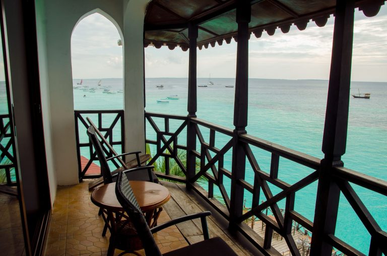 Sea-view room balcony with chairs overlooking the ocean at Langi Langi